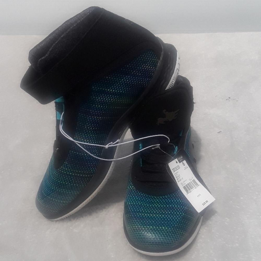 New high top  Sneakers  Sz 6 Médium width